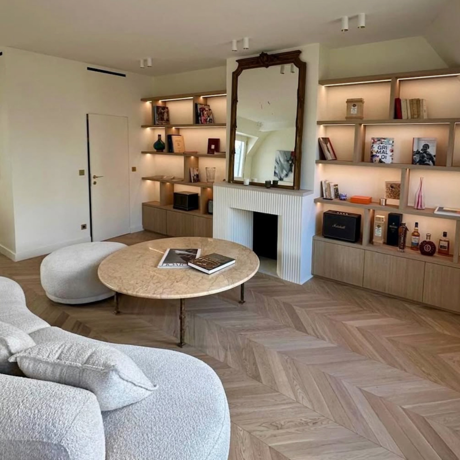 Séjour rénové : parquet chêne point de Hongrie, bibliothèque sur mesure autour d'une cheminée
